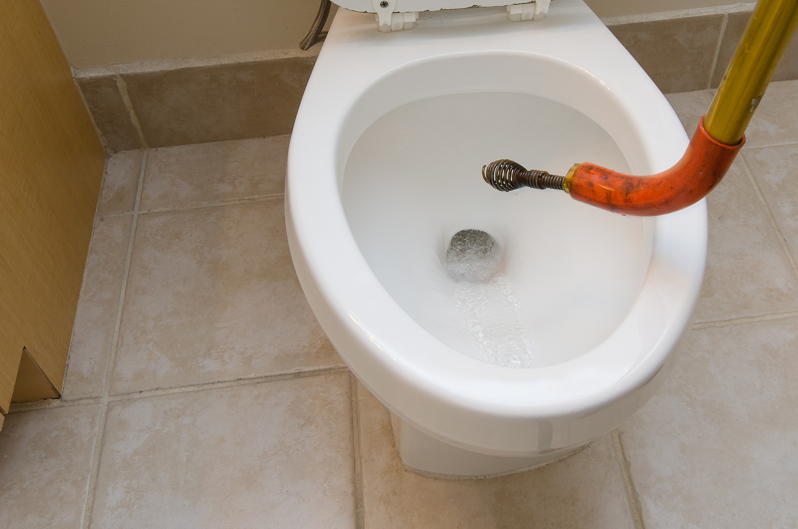 Toilet Clogs 101 – Quick Fixes vs Professional Solutions